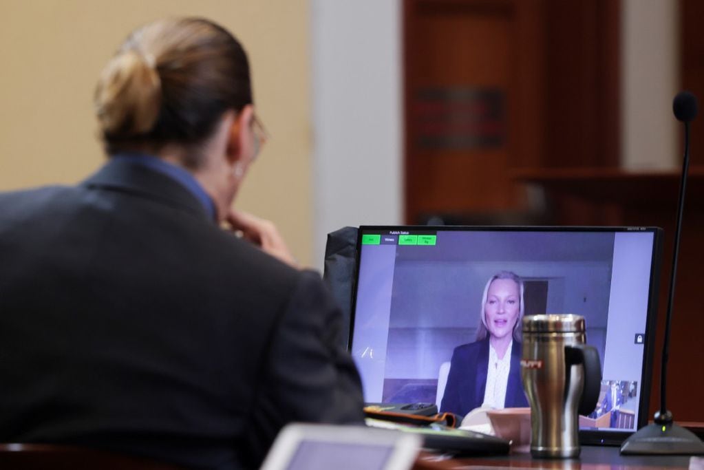 Kate Moss dio su testimonio por videollamada (AP).