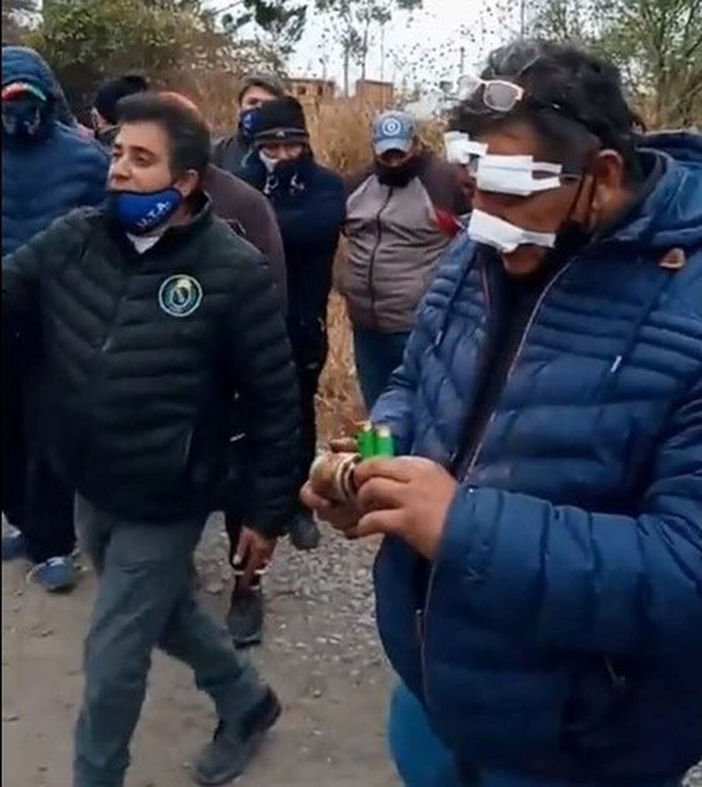 Los trabajadores exhibieron los cartuchos de las balas de goma.