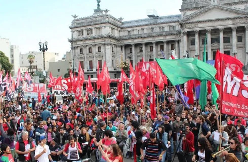 La izquierda marcha hoy desde el Congreso al Obelisco contra la OMC.