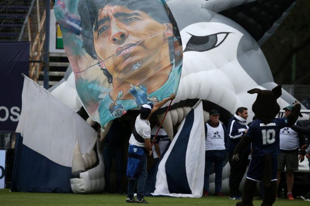 La pasión de los hinchas triperos en la presentación de Maradona (Foto: REUTERS/Agustin Marcarian)
