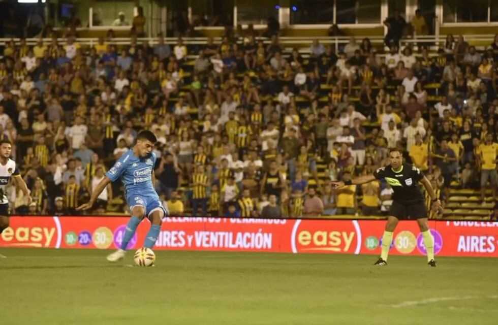 Juan Brunetta no dudó y cambió por gol el penal a Suárez.