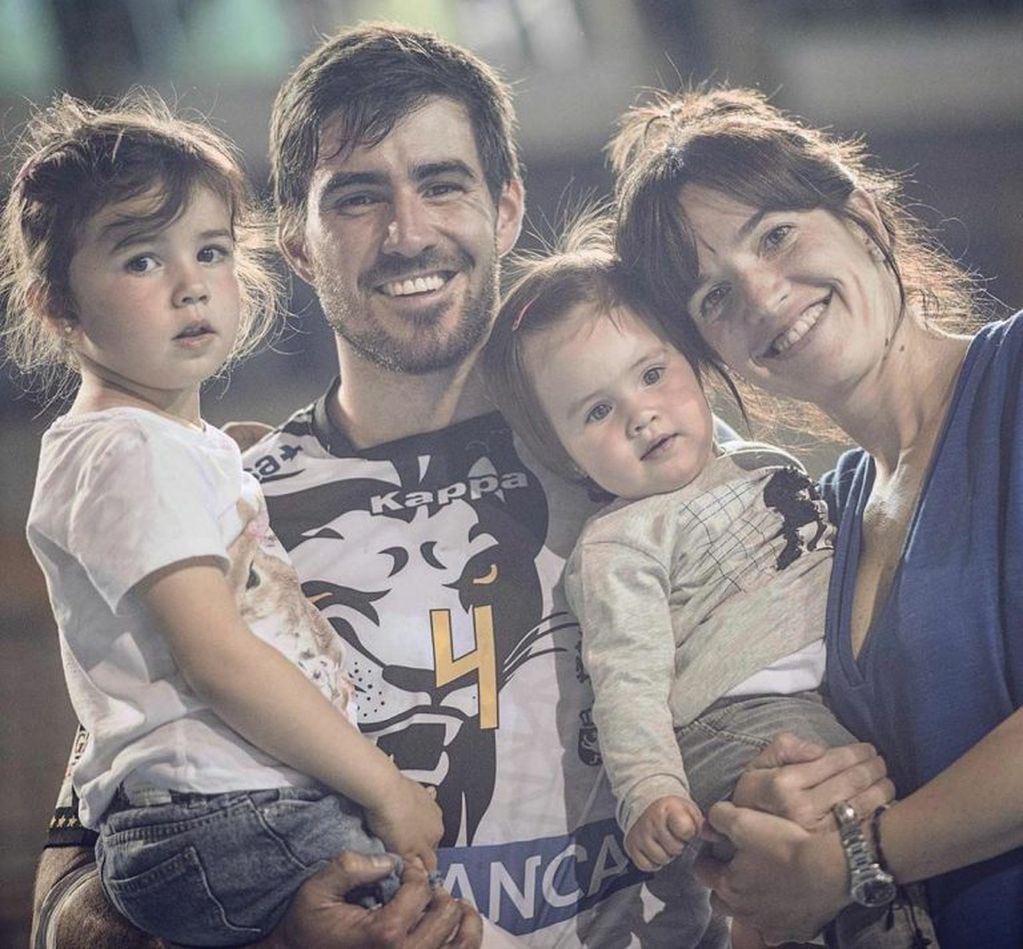 Sebastián Simonet con su mujer Florencia, y sus hijas Martina y Juliana. (Foto: Instagram)