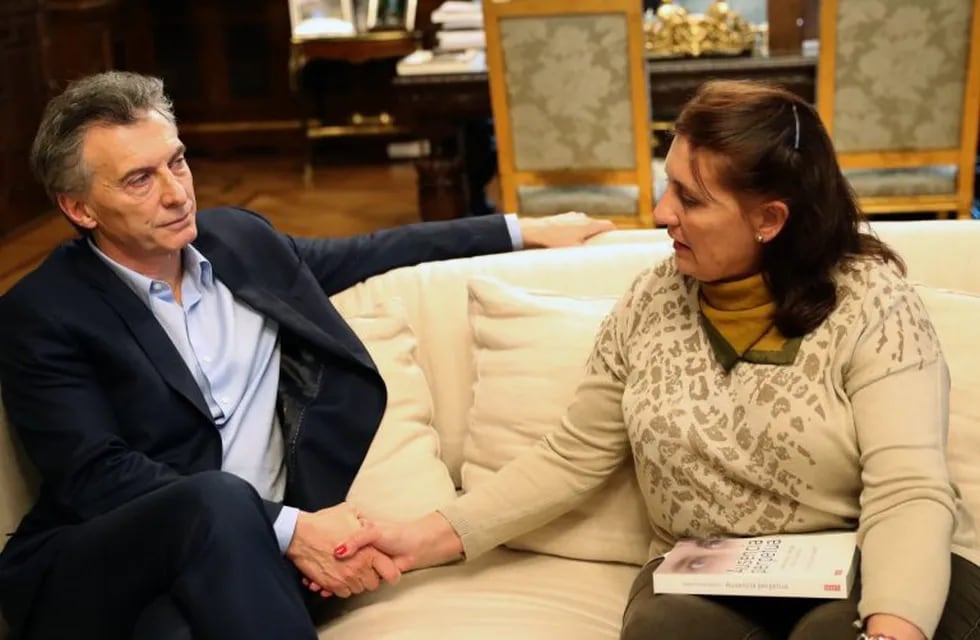 La madre de Juan Cruz Ibáñez con el presidente Mauricio Macri