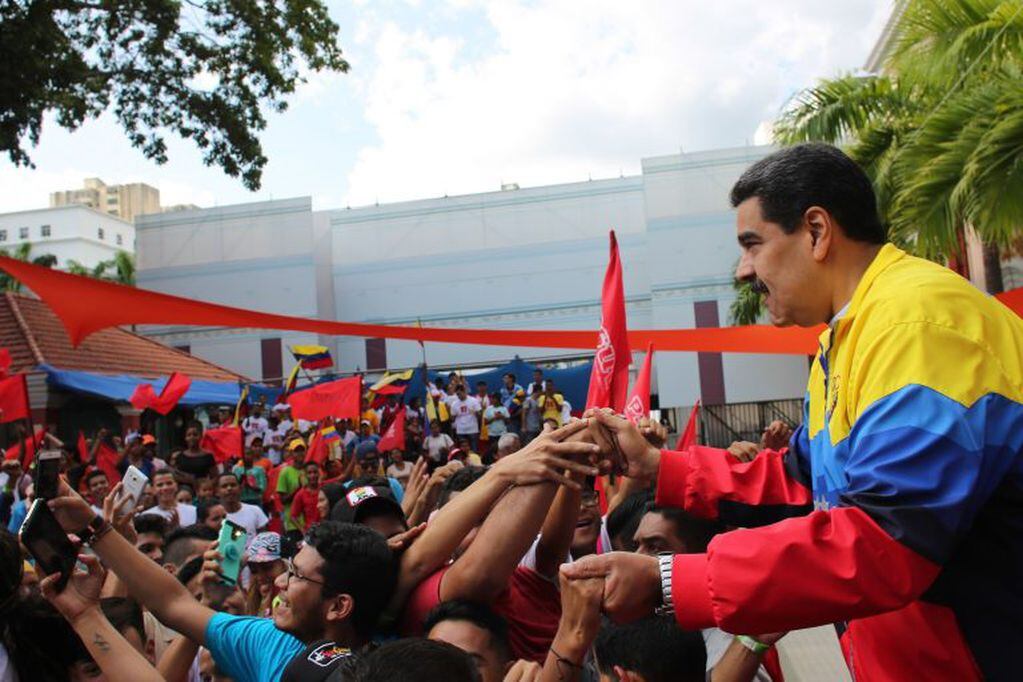 Fotografía cedida  por la oficina de prensa del Palacio de Miraflores donde se observa al presidente venezolano Nicolás Maduro saludar a sus simpatizantes durante un acto de Gobierno en la ciudad de Caracas. Crédito: EFE/ PRENSA MIRAFLORES.