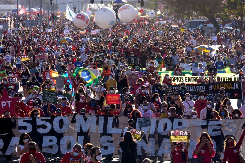 Miles de personas protestaron contra el gobierno de Jair Bolsonaro.