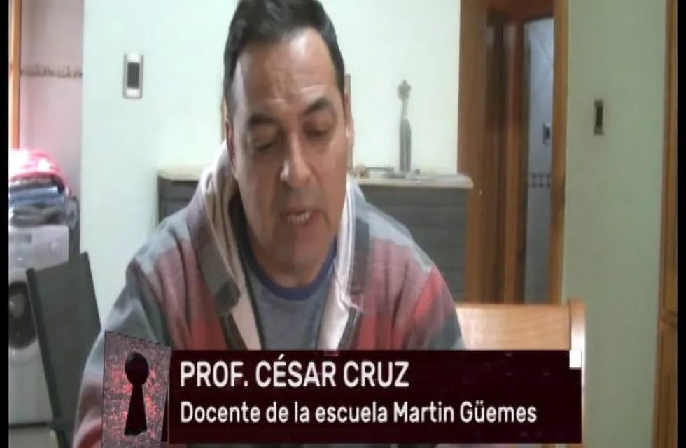 Cesar Cruz, Profesor copión.