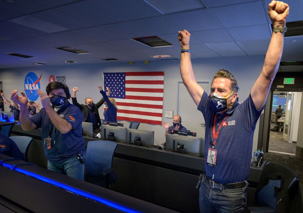 Miembros de la NASA festejan la llegada de la misión Perseverance a Marte (Foto: EFE/EPA/NASA/BILL INGALLS)