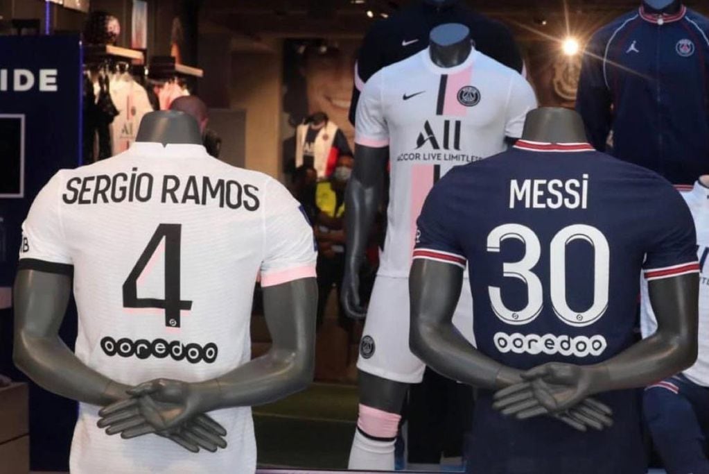 Dos de las estrellas del equipo francés en los dorsales de las remeras que se venden y mucho en Francia. El defensor Sergio Ramos y el delantero Lionel Messi. (AP)