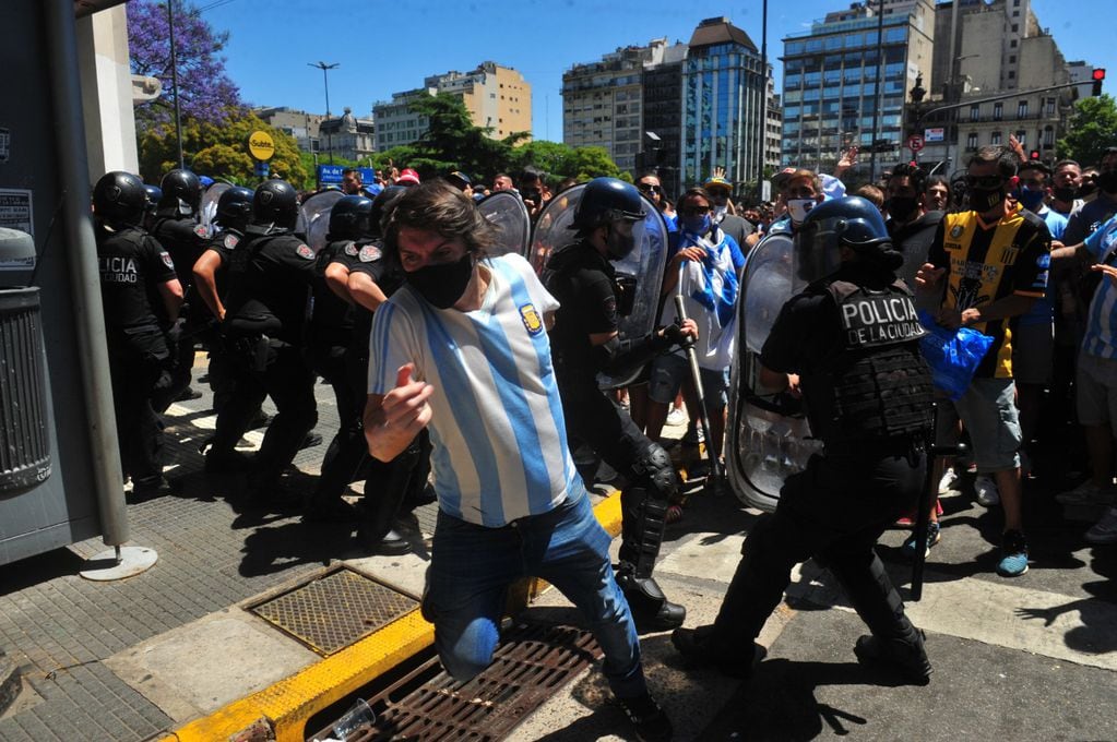 Incidentes en la despedida de Diego Maradona: la Policía cerró la fila y se enfrentó con los fanáticos.