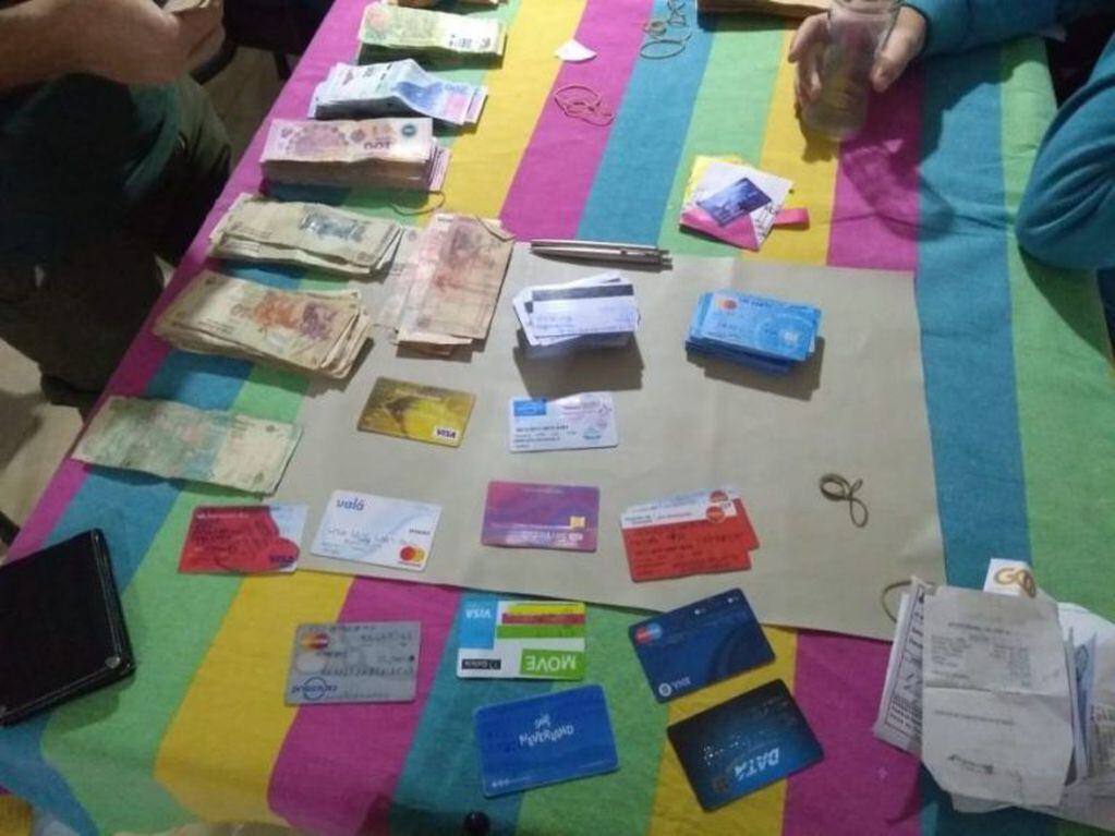 Las tarjetas y dinero secuestrado durante los allanamientos.