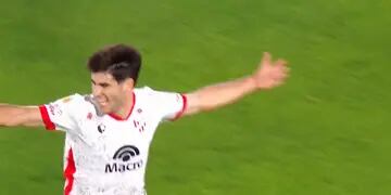 Gregorio Rodríguez festeja su gol, el tercero de Instituto ante Huracán