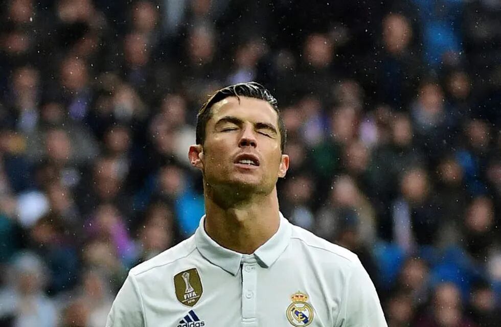 Real Madrid's Portuguese forward Cristiano Ronaldo stands on the field during the Spanish league football match Real Madrid CF vs Valencia CF at the Santiago Bernabeu stadium in Madrid on April 29, 2017. / AFP PHOTO / PIERRE-PHILIPPE MARCOU espau00f1a Cristiano Ronaldo campeonato torneo liga espau00f1ola espau00f1ol futbol futbolistas partido real madrid valencia