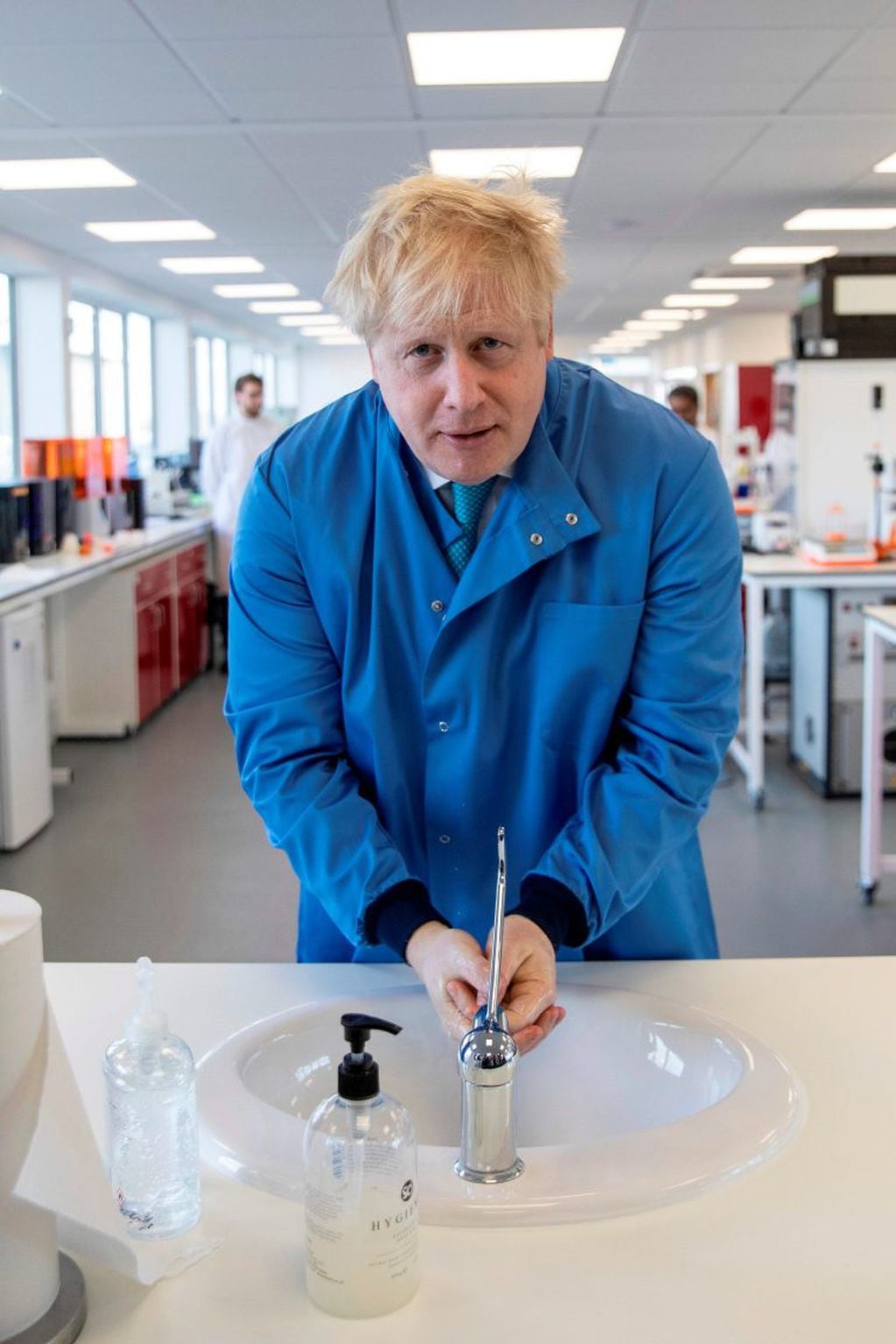 Boris Johnson lavando sus manos en una visita a un laboratorio (Photo by Jack Hill / POOL / AFP)