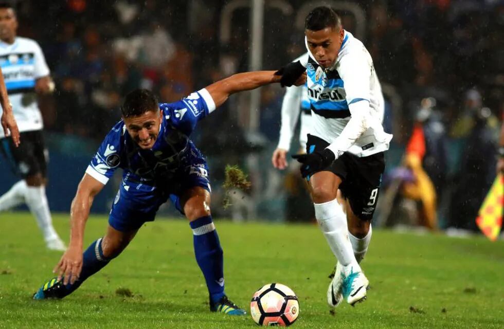 Facundo Cobos de Godoy Cruz disputa el balón con Pedro Rocha de Gremio.