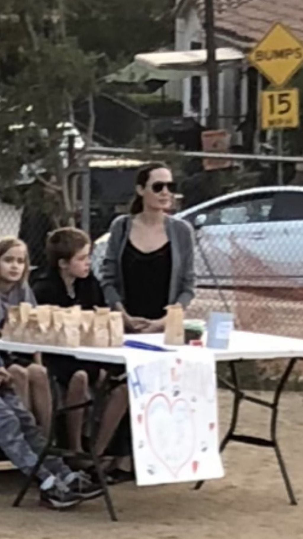 Sarah Ramos encontró a Angelina Jolie vendiendo galletas en una plaza de Los Ángeles y lo compartió en las redes sociales