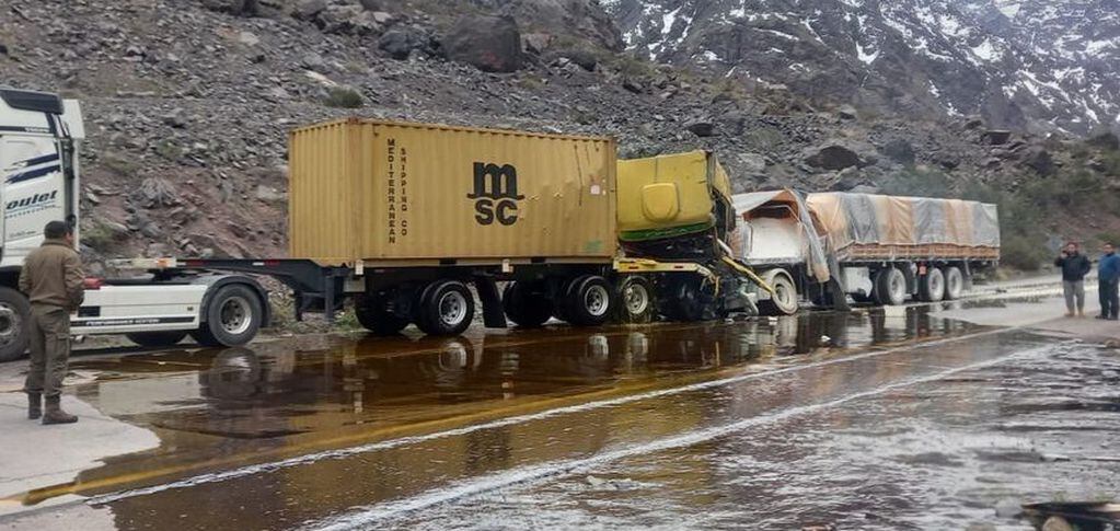 Chocaron dos camiones y se encuentra suspendido el tránsito de ingreso a Chile. El tránsito hacia Argentina está habilitado para autos y colectivos.