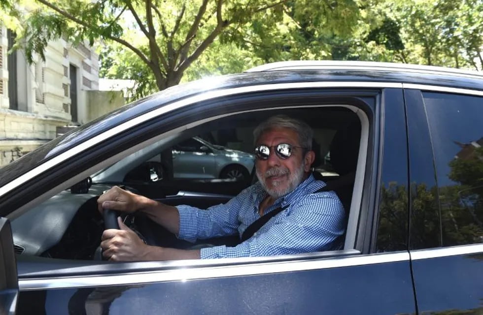 Anibal Fernández saliendo de la Gobernación de la provincia de Buenos Aires (Foto: Clarín)