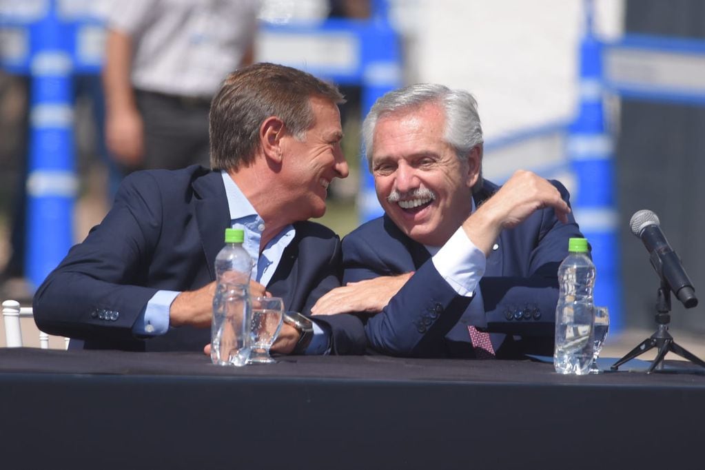 El gobernador de Mendoza, Rodolfo Suarez y el presidente de la nación, Alberto Fernández en una imagen que sintetiza todo lo que significa la llega del tren de pasajeros a Mendoza.