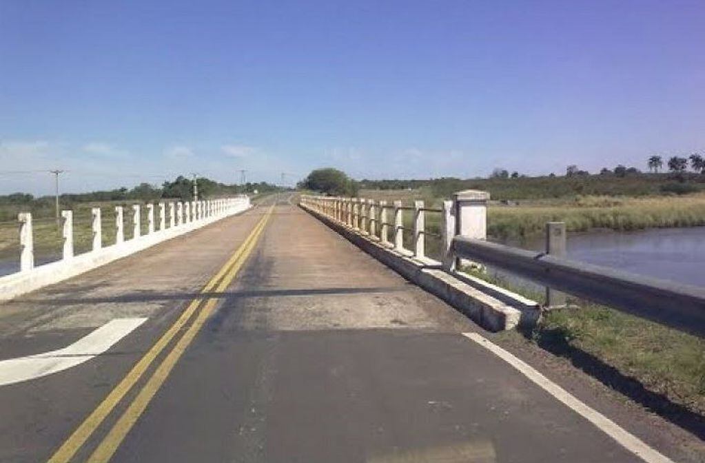 El puente del río Miriñay, por la Ruta Nacional 123, donde apareció el celular de José Osmar Espinoza