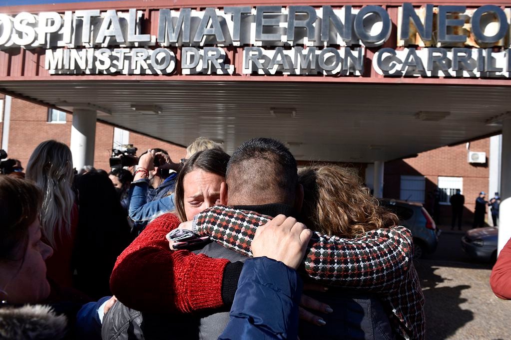 Abrazo al Hospital Materno Neonatal por la muerte de bebés. (Ramiro Pereyra / La Voz)