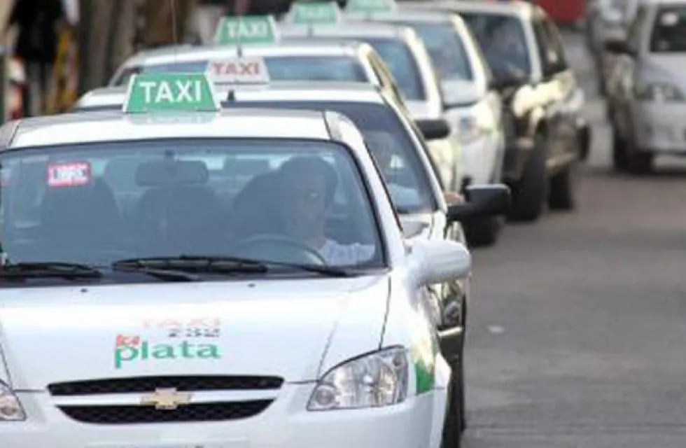 Empezó a regir el aumento de los viajes en taxis en La Plata: la bajada de bandera ahora está $30