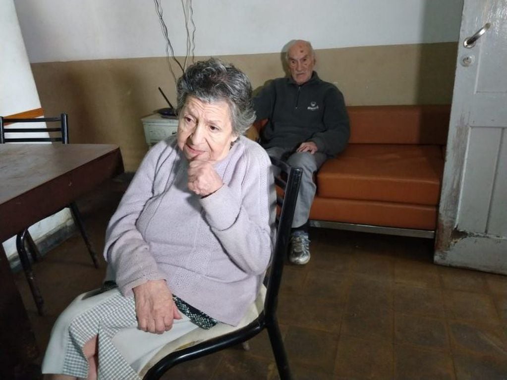 Hugo e Hilda son una pareja de ancianos cuyo hijo los abandonó en un bar de Rosario. (@de12a14)