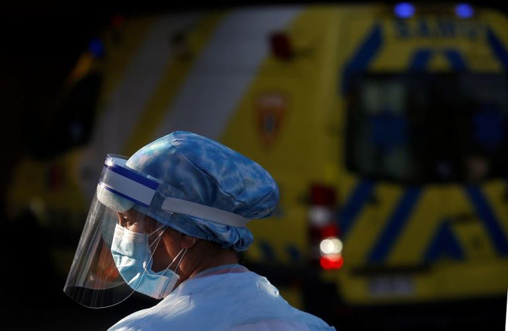 Trabajador sanitario durante la pandemia de coronavirus en Santiago de Chile (CRISTÓBAL ESCOBAR / AGENCIA UNO)