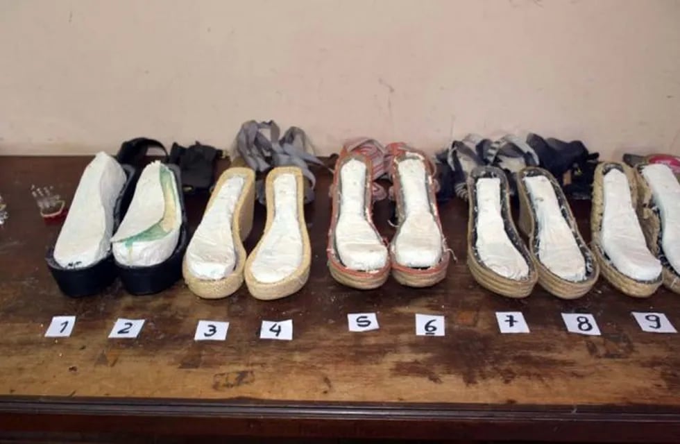 Detuvieron a dos mujeres bolivianas que transportaban cocaína en zapatos