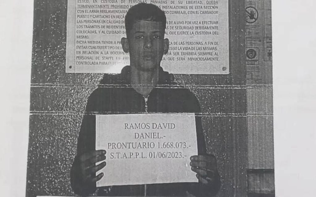 El prófugo tiene 19 años y estaba detenido por portación de armas.