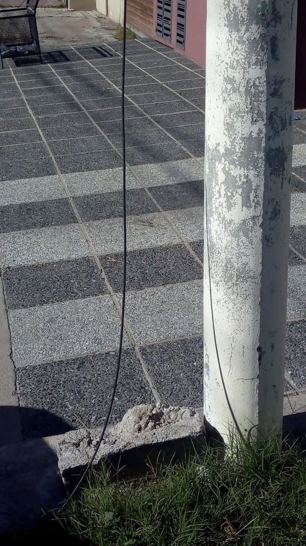 Cables sueltos que provocaron graves heridas en un  motociclista. Créditos: AG Noticias.