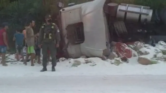Accidente de tránsito en Eldorado: camión volcó su carga de harina