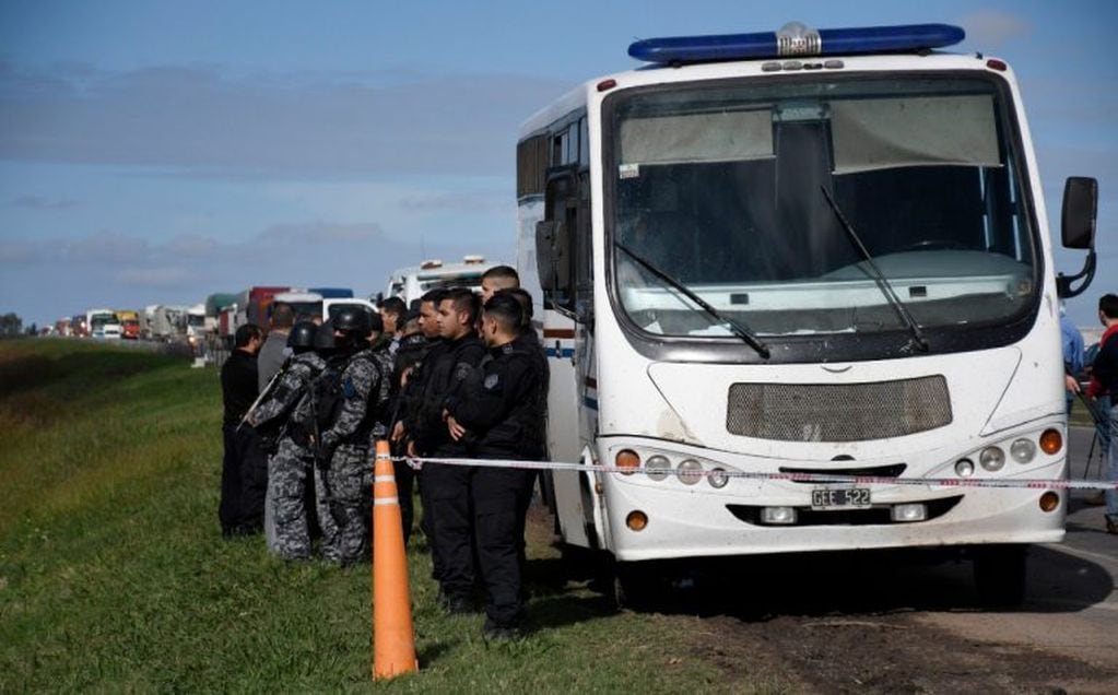 Alrededor de 120 efectivos policiales trabajaban en la autopista a Santa Fe para la recaptura de los presos. (Juan José García)