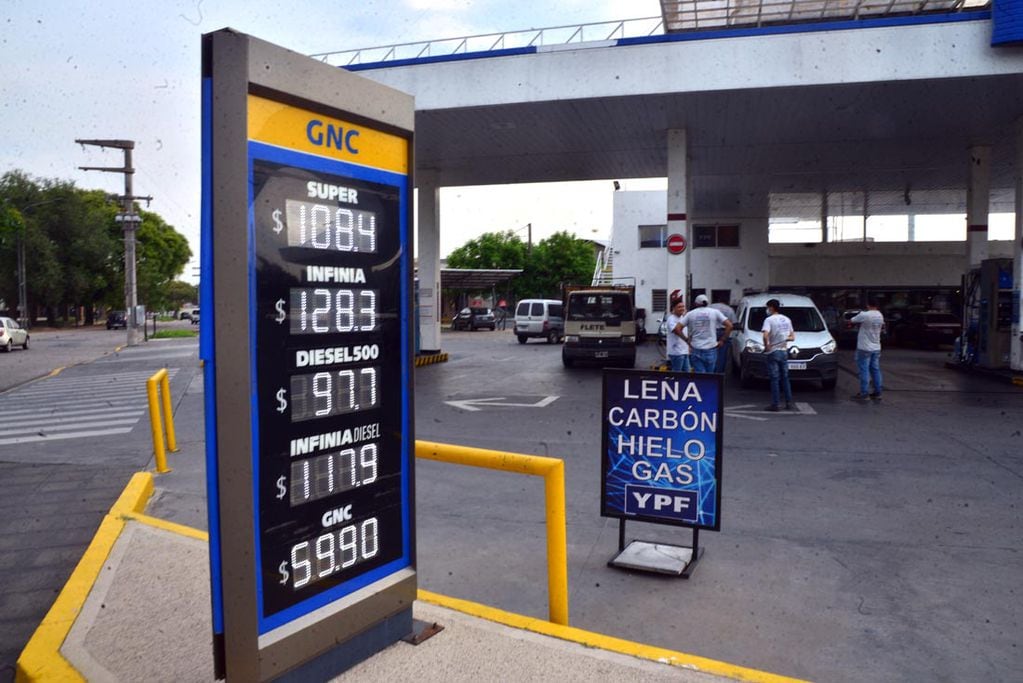 YPF aumentó sus combustibles un 9%. (Pedro Castillo/ La Voz)