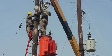 Un operario de Energía de Misiones recibió una descarga eléctrica y está internado