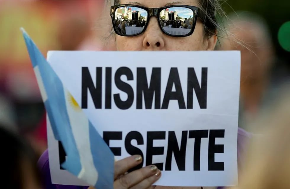 Imagen de manifestante durante el acto en reclamo de justicia por la muerte del ex fiscal de la Causa AMIA el año pasado. (Imagen Ilustrativa)