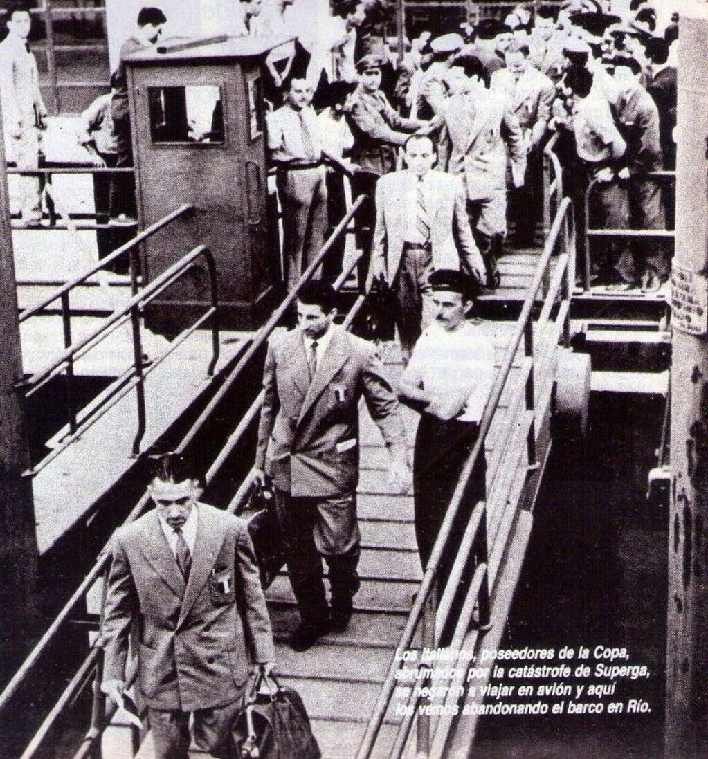 Hicieron agua. Los italianos, bicampeones del mundo, viajaron en barco por el temor a las tragedias aéreas. La travesía duró 18 días, entrenaban en cubierta y a mitad del viaje ya no quedaba ninguna de las 50 pelotas que llevaban.