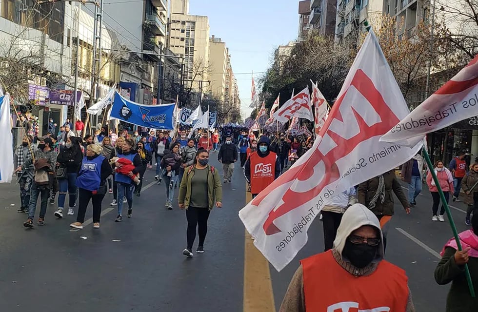 Organizaciones sociales, polo obrero, mts, barrios de pie marchan por el centro de la ciudad de Córdoba. (Ramiro Pereyra / La Voz)