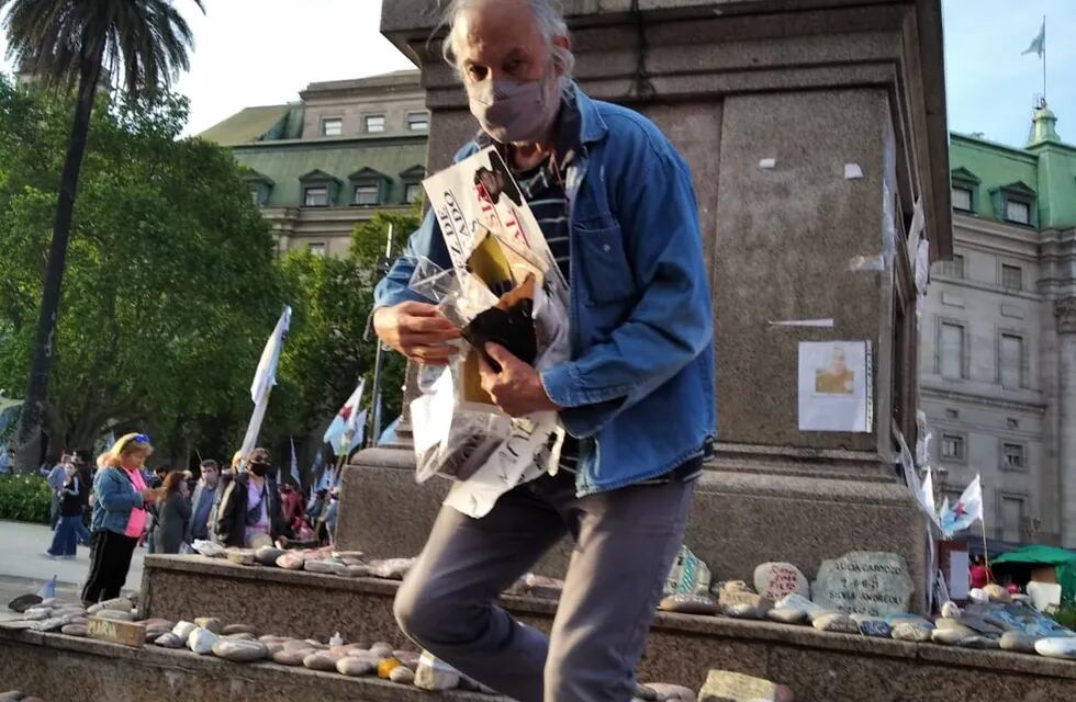 Vandalizaron el memorial por las víctimas del coronavirus en la movilización por el Día de la Lealtad peronista