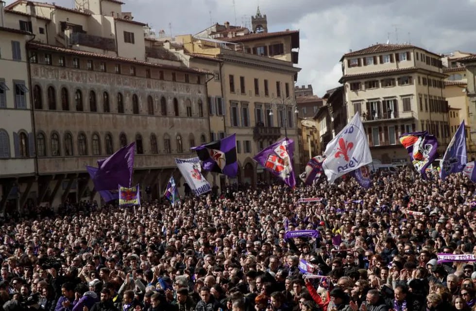 Una multitud se congregó en Florencia para despedir a Davide Astori, el futbolista italiano fallecido el último domingo por un paro cardíaco. (AP Photo/Alessandra Tarantino)