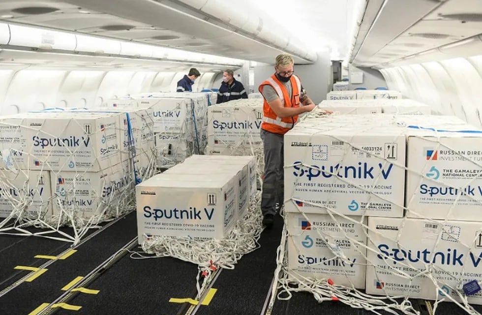 Un avión de Aerolíneas Argentinas llegó desde Rusia con más de 700 mil vacunas Sputnik V.  Estas dosis se suman a las más de diez millones recibidas hasta el momento para combatir la pandemia de coronavirus. Foto: Gentileza
