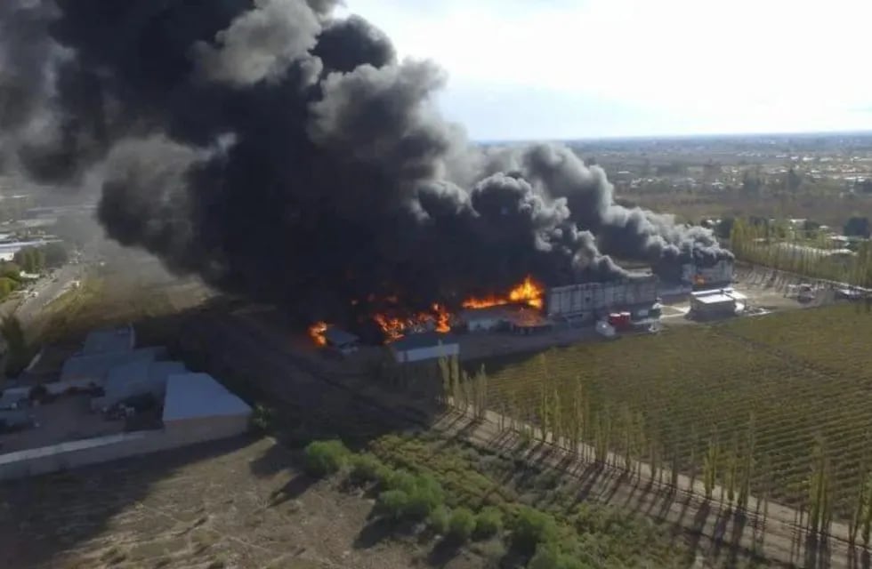 Videos del impresionante incendio en una fábrica de plásticos en San Rafael