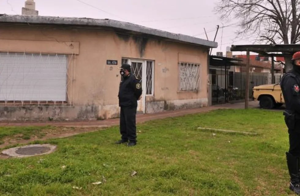 Efectivos custodian la casa del jubilado que mató a un ladrón en Quilmes (Foto: Clarín)