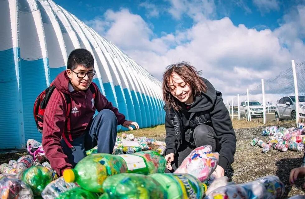 Jóvenes recolectaron más de 2000 ecobotellas visibilizando el uso de plásticos