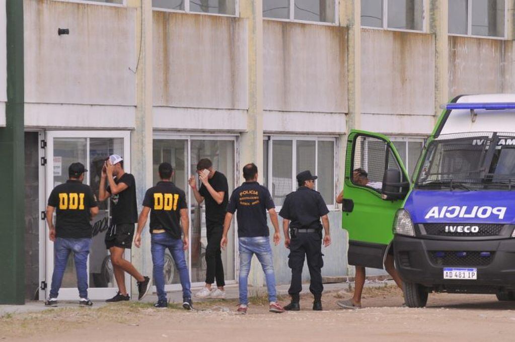 Los 10 rugbiers detenidos por el crimen de Fernando Báez Sosa llegan a la rueda de reconocimiento en Villa Gesell. (Clarín)