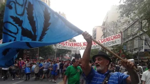MARCHA. La comunidad cannábica se movilizaba por las calles de Córdoba (La Voz / José Gabriel Hernández).
