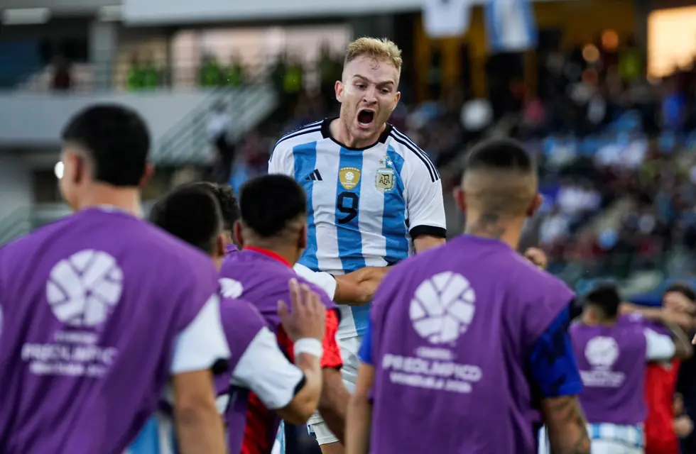 Luciano Gondou festeja el 1-0 de Argentina ante Brasil en la última fecha del Preolímpico. Foto: AP