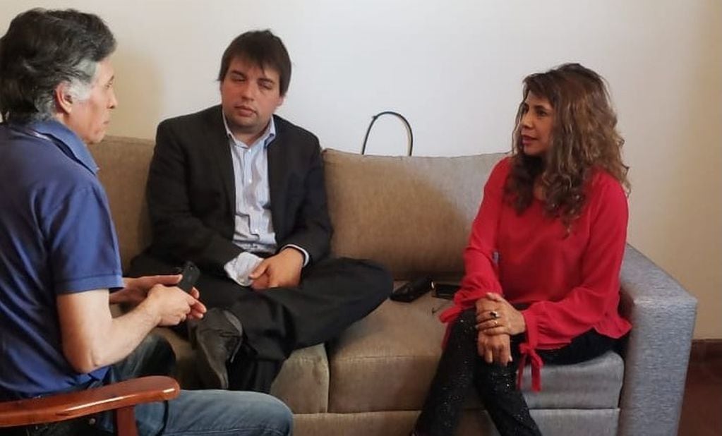 La diputada Alejandra Martínez y su asesor Agustín Garlatti explican aspectos del proyecto de ley para prohibir el uso de pirotecnia sonora.