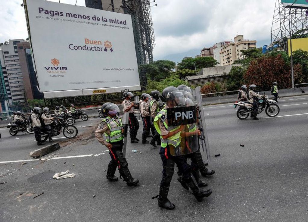 Riot police officers in position to crack down on demonstrators during a protest against Venezuelan President Nicolas Maduro, in Caracas on April 20, 2017. 
Venezuelan riot police fired tear gas Thursday at groups of protesters seeking to oust President N