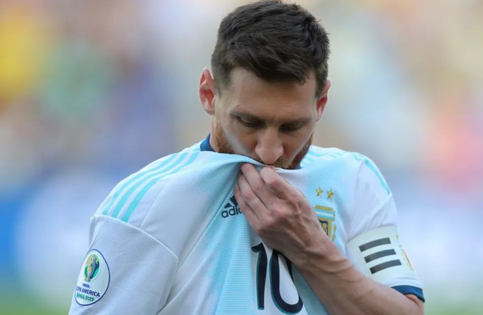 Messi besando la camiseta en Brasil.
