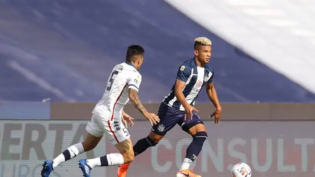 Diego Valoyes intenta un avance ante un defensor de Vélez